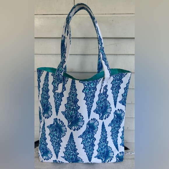 LILY PULITZER & ESTEE LAUDER BLUE WHITE SEASHELL TOTE. EUC - Picture 3 of 9